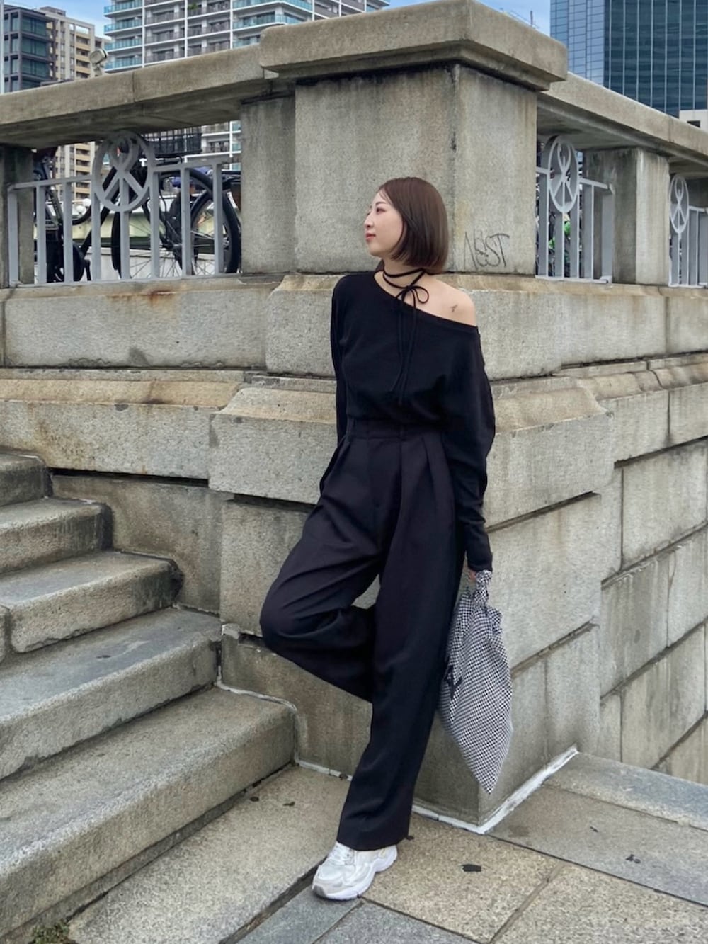 ブラック系のTシャツ/カットソー、ブラック系のその他パンツを着用したレディースの秋コーディネートの2枚目の写真