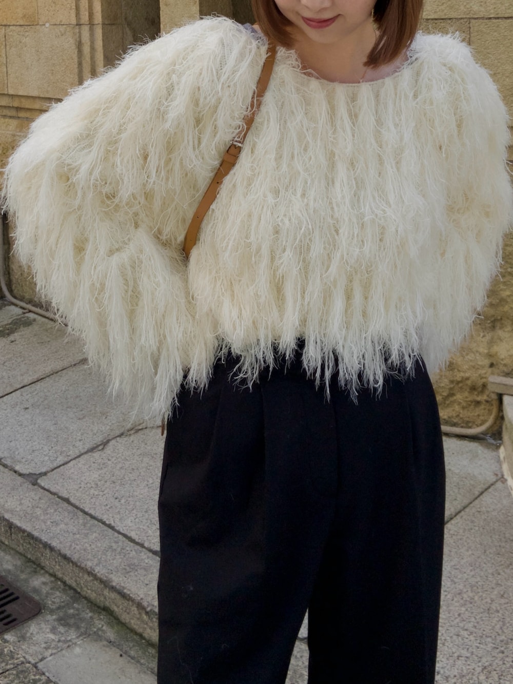 ホワイト系のニット/セーターを着用したレディースの冬コーディネートの4枚目の写真