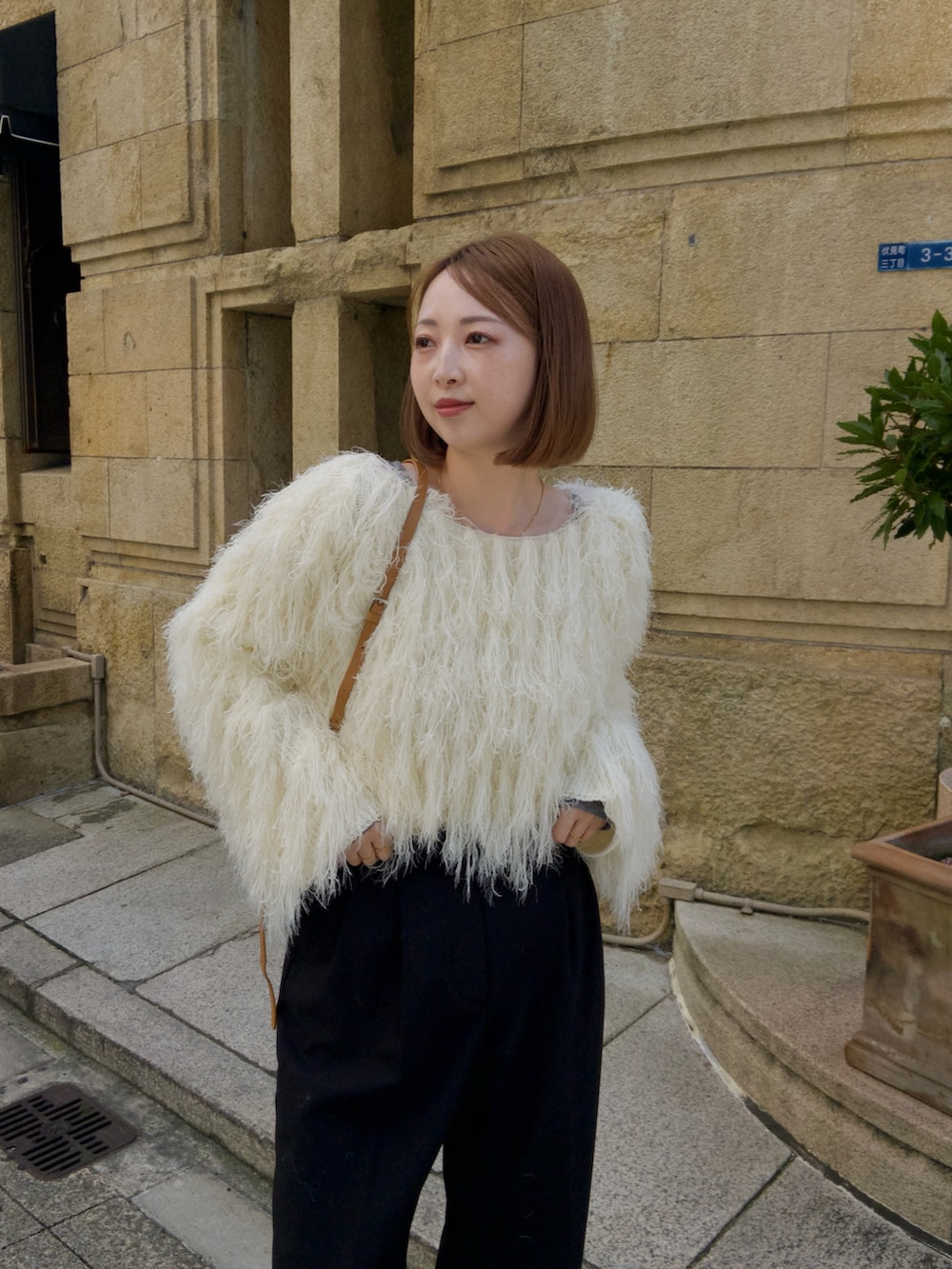 ホワイト系のニット/セーターを着用したレディースの冬コーディネートの3枚目の写真