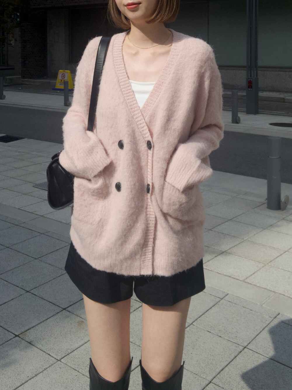 ピンク系のカーディガン/ボレロ、ピンク系のストール/ショールを着用したレディースの秋コーディネートの4枚目の写真