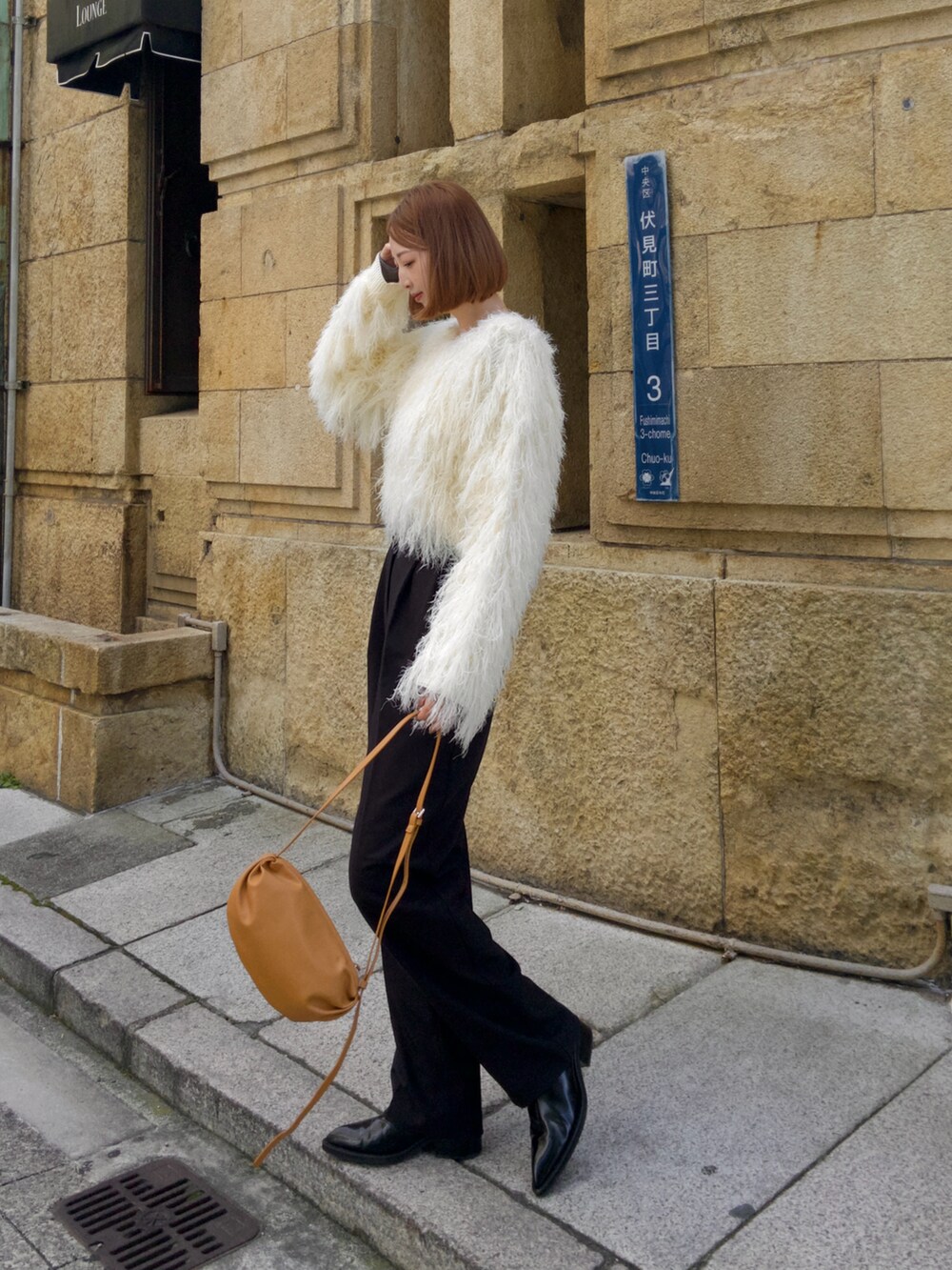 ホワイト系のニット/セーターを着用したレディースの冬コーディネートの2枚目の写真