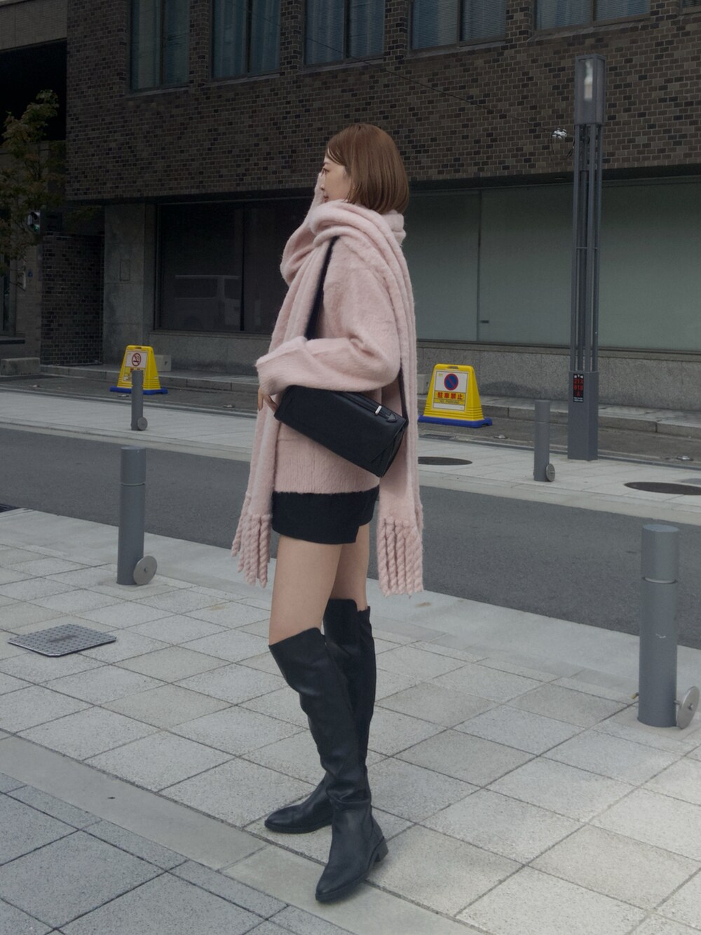 ピンク系のカーディガン/ボレロ、ピンク系のストール/ショールを着用したレディースの秋コーディネートの2枚目の写真