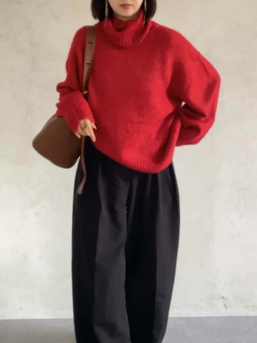 レッド系のニット/セーター、ブラック系のその他パンツ、イエロー系のショルダーバッグを着用したレディースの秋コーディネートの2枚目の写真