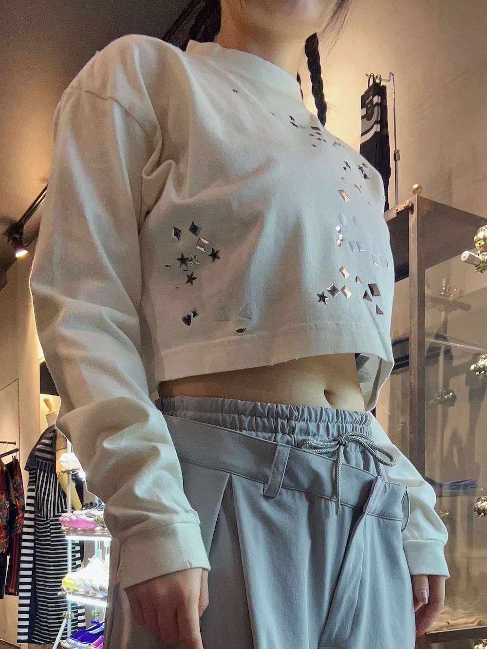 グレー系のその他パンツ、グレー系のスニーカーを着用したレディースの夏コーディネートの3枚目の写真