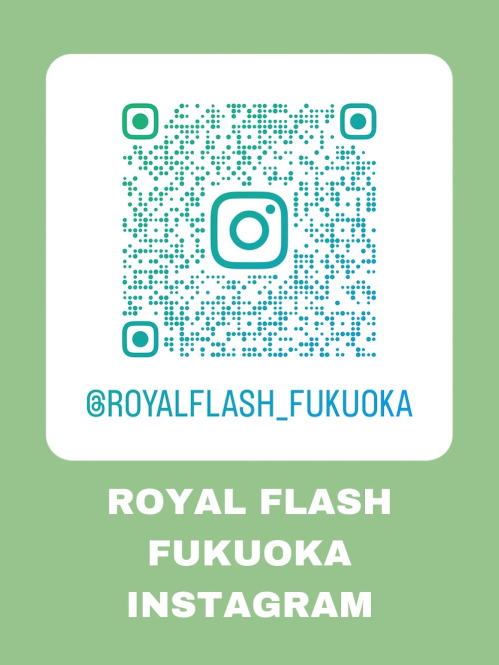 ブラック系のTシャツ/カットソー、ブラック系のデニムパンツを着用したレディースの秋コーディネートの6枚目の写真