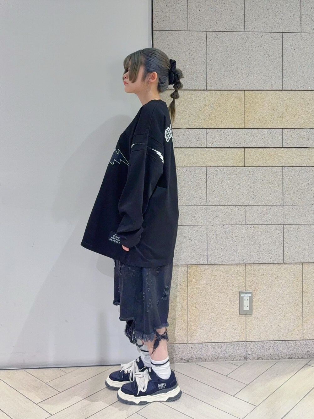 ブラック系のTシャツ/カットソー、ブラック系のデニムパンツを着用したレディースの秋コーディネートの2枚目の写真