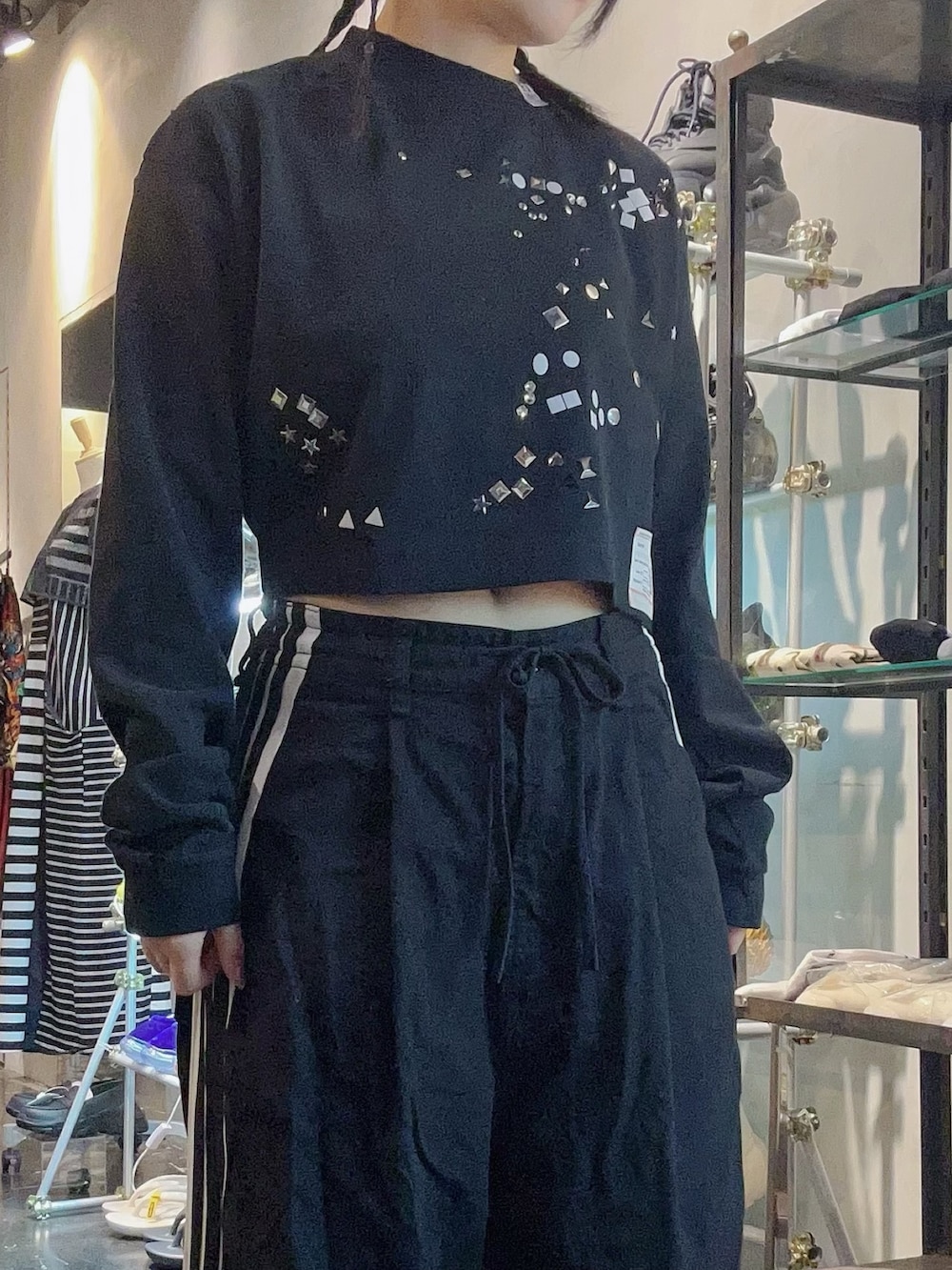 ブラック系のスニーカーを着用したレディースの夏コーディネートの3枚目の写真