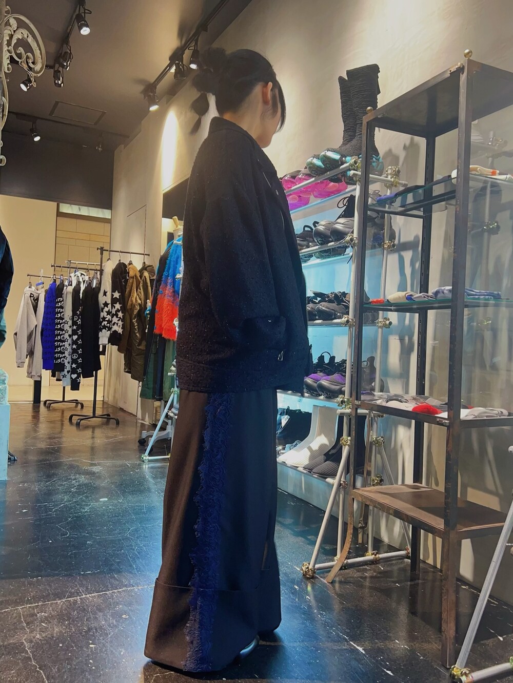 ホワイト系のTシャツ/カットソー、ブラック系のその他パンツ、ブルー系のスニーカーを着用したレディースの秋コーディネートの2枚目の写真