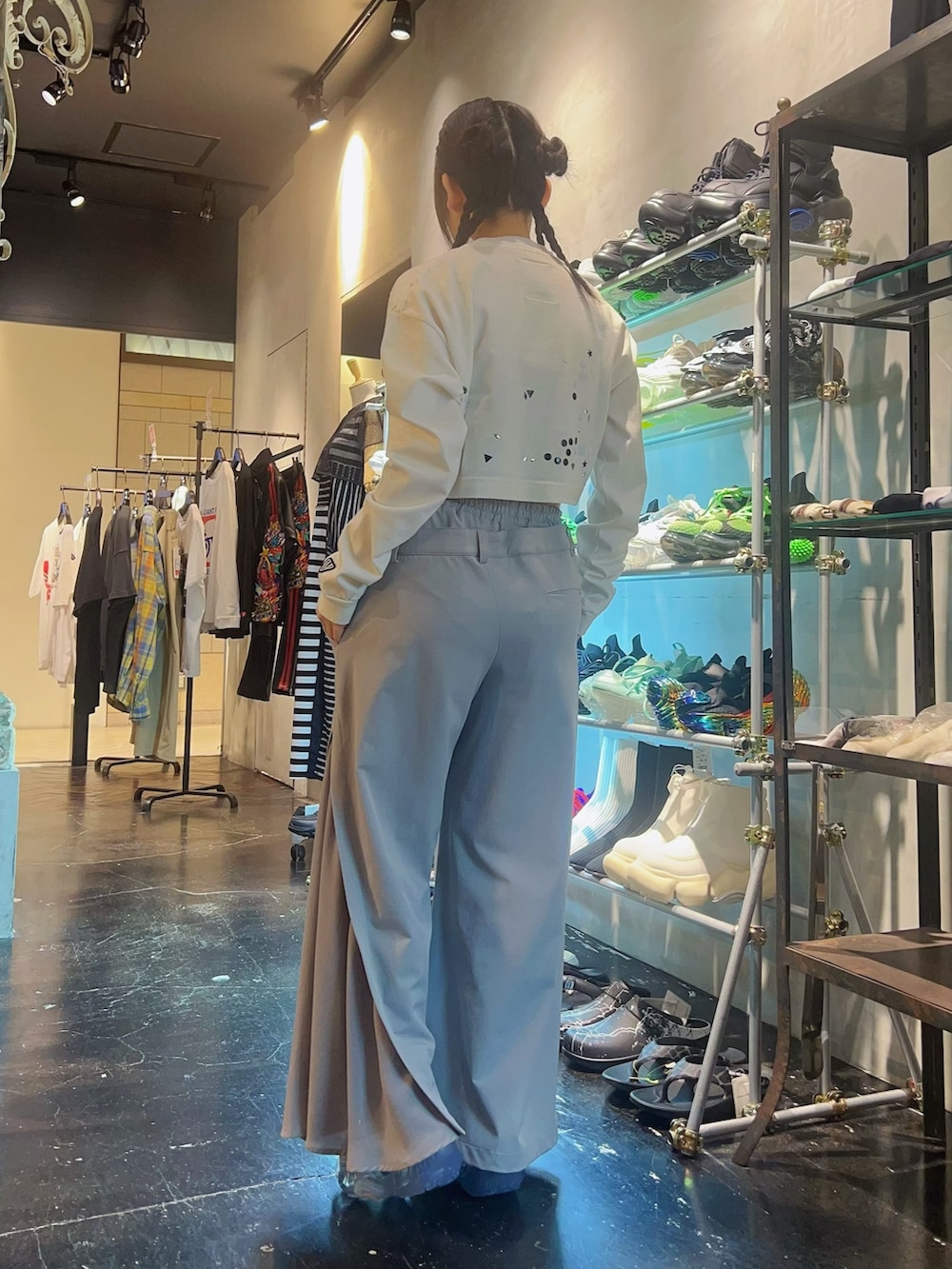 グレー系のその他パンツ、グレー系のスニーカーを着用したレディースの夏コーディネートの2枚目の写真