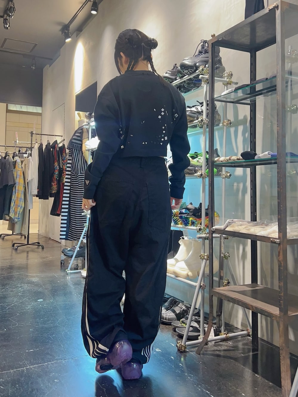 ブラック系のスニーカーを着用したレディースの夏コーディネートの2枚目の写真