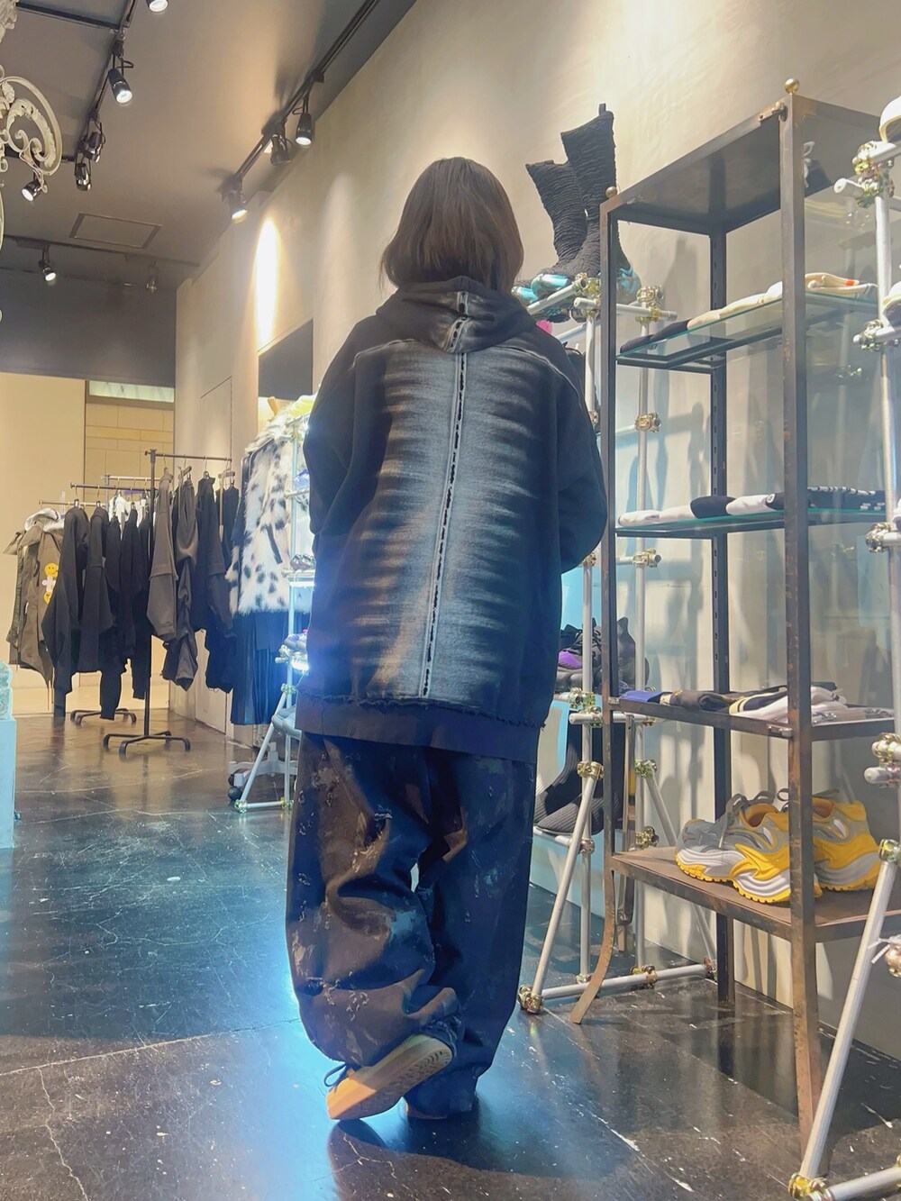 ブラック系のパーカー、ブラック系のデニムパンツを着用したレディースの冬コーディネートの2枚目の写真