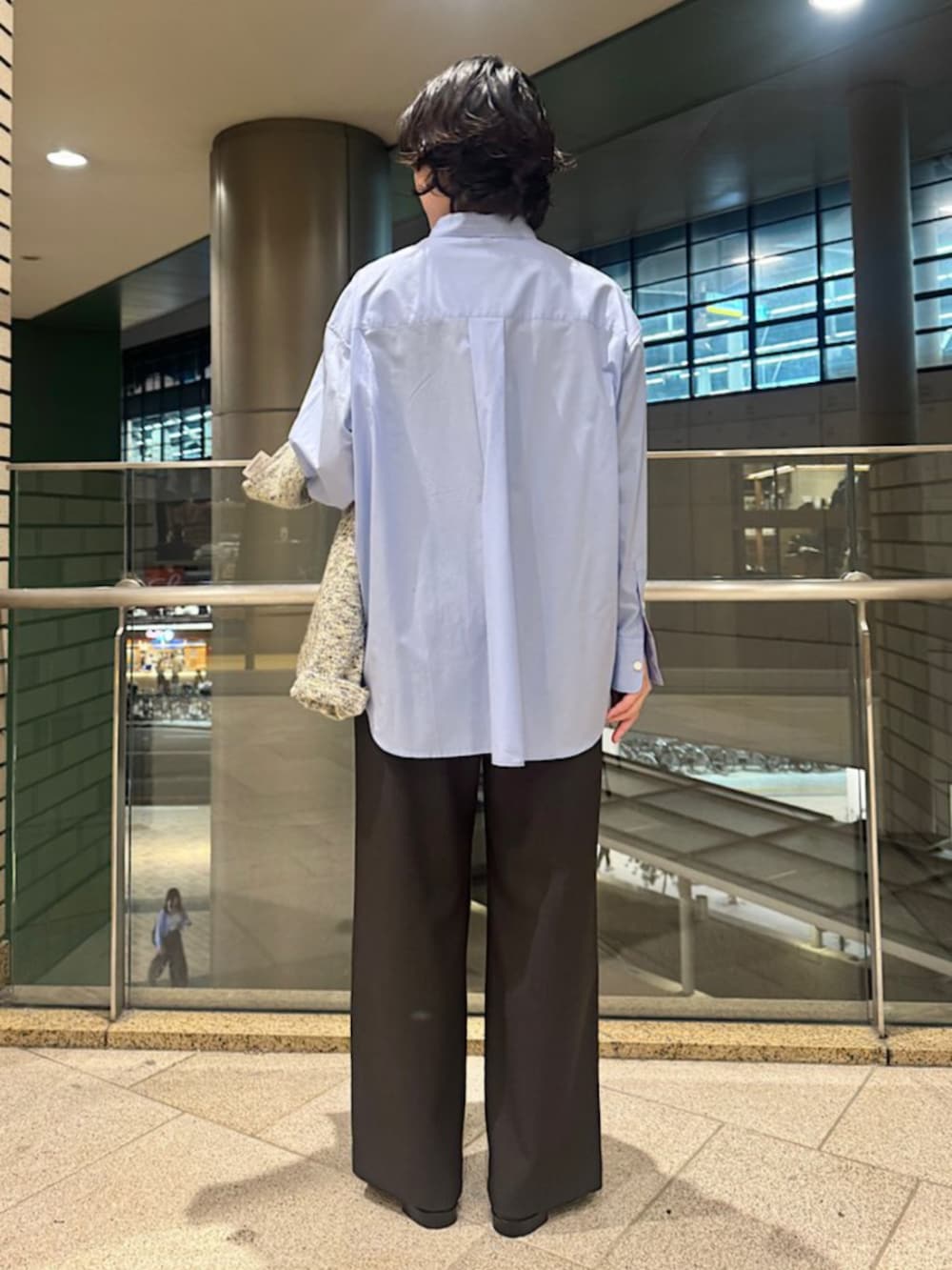 ブルー系のシャツ/ブラウス、ブラック系のトートバッグ、ベージュ系のカーディガン/ボレロを着用したレディースの秋コーディネートの3枚目の写真