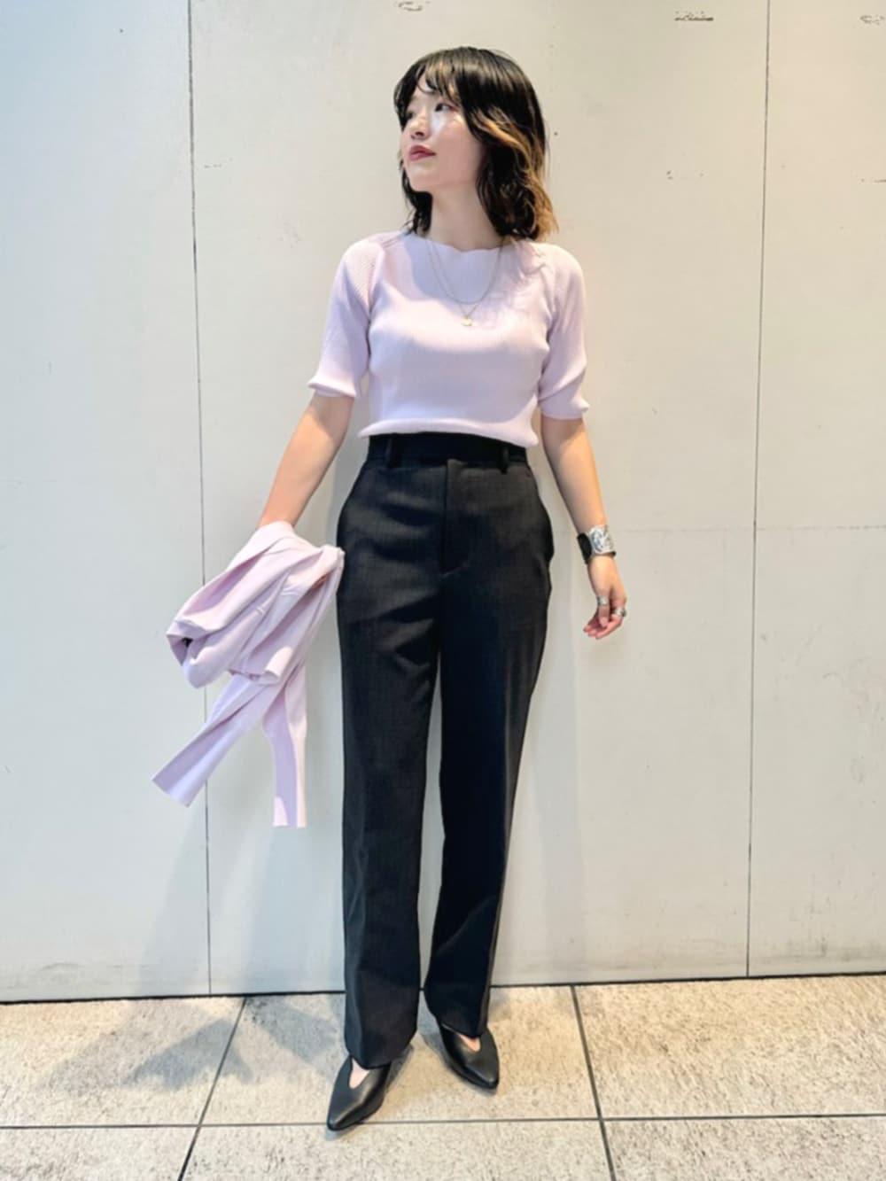 「SHIPS、SHIPS for women、シップス、シップス フォー ウィメン(SHIPS for women)、リブニット、ボートネック、カーディガン、センタープレスパンツ、パンプス、きれいめコーディネート、秋コーデ」|「SHIPSのレイヤード コイン ネックレス(ネックレス、ゴールド系)」を使った、西平さん(レディース・160cm)の秋コーディネートの2枚目の写真