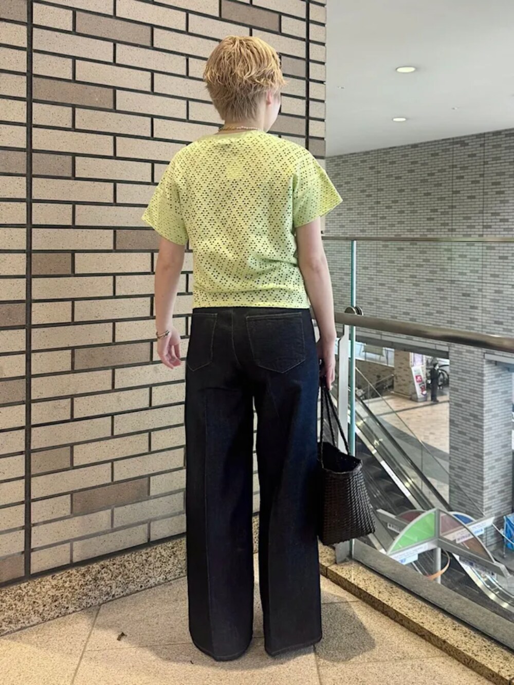 ブラウン系のサンダル、グリーン系のTシャツ/カットソー、ブルー系のデニムパンツを着用したレディースの春コーディネートの3枚目の写真