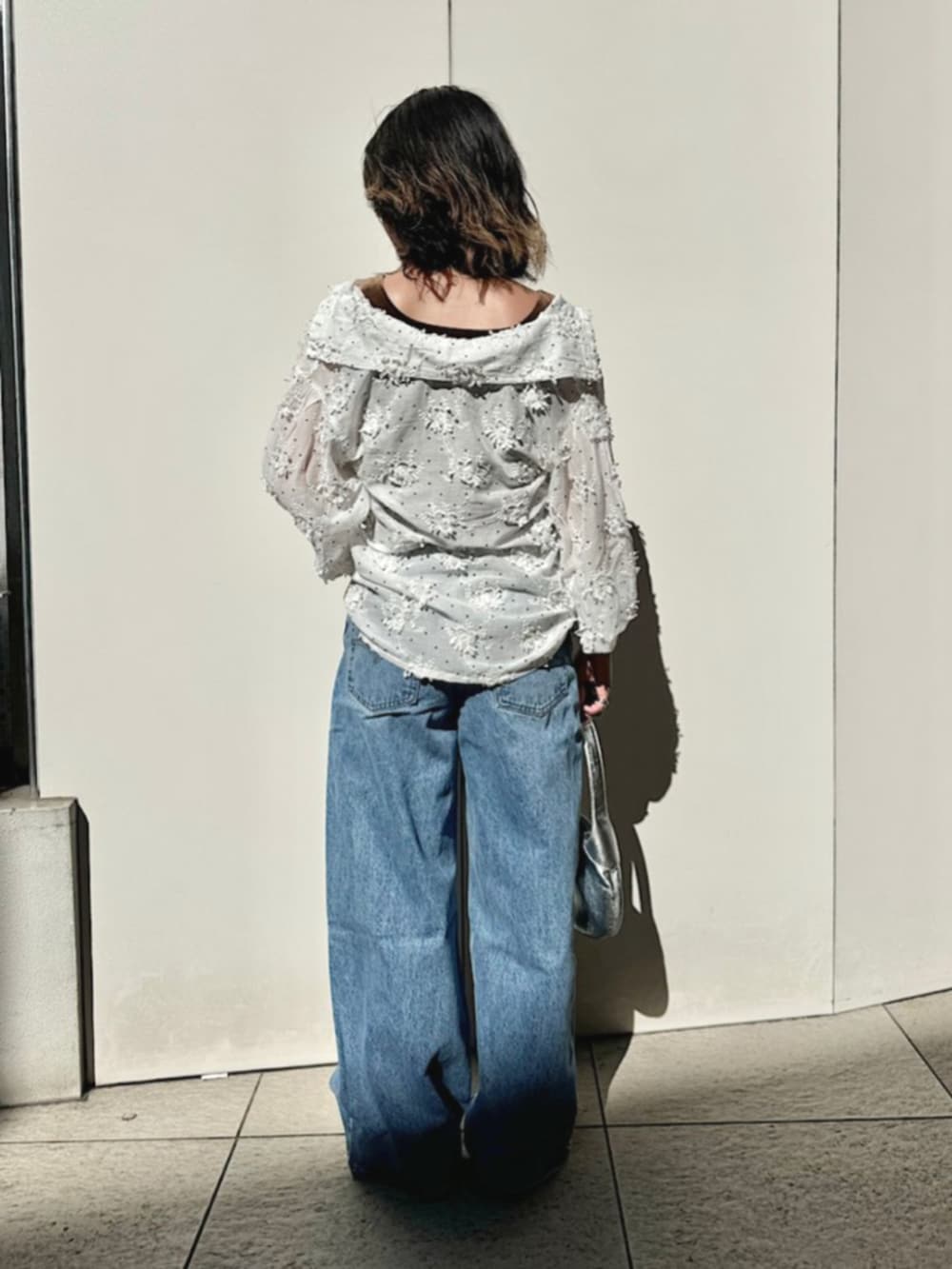 「シップス、シップス フォー ウィメン(SHIPS for women)、SHIPS、SHIPS for women、Levi's、デザインブラウス、ベロア、デニム、ワイドストレートデニム、ハンドバッグ」|「Levi'sのLevi’s:XL STRAIGHT(デニムパンツ、ブルー系)」を使った、西平さん(レディース・160cm)の秋コーディネートの2枚目の写真
