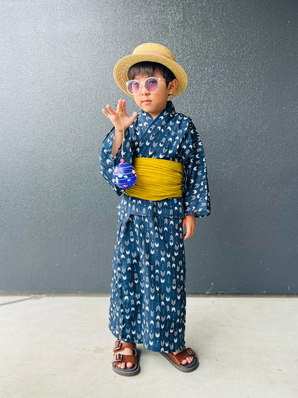 「夏ルックで気分アップ、浴衣、浴衣コーデ、浴衣男子、夏祭り、夏コーデ、サンダル、サングラス、カンカン帽、麦わら帽子、お出かけコーデ、休日スタイル、ネイビー」｜「pairmanonの【リンクコーデ】ユニセックス浴衣 兵児帯2点セット（浴衣、ブルー系）」を使った、muguさん（キッズ・110cm）の夏コーディネートの2枚目の写真