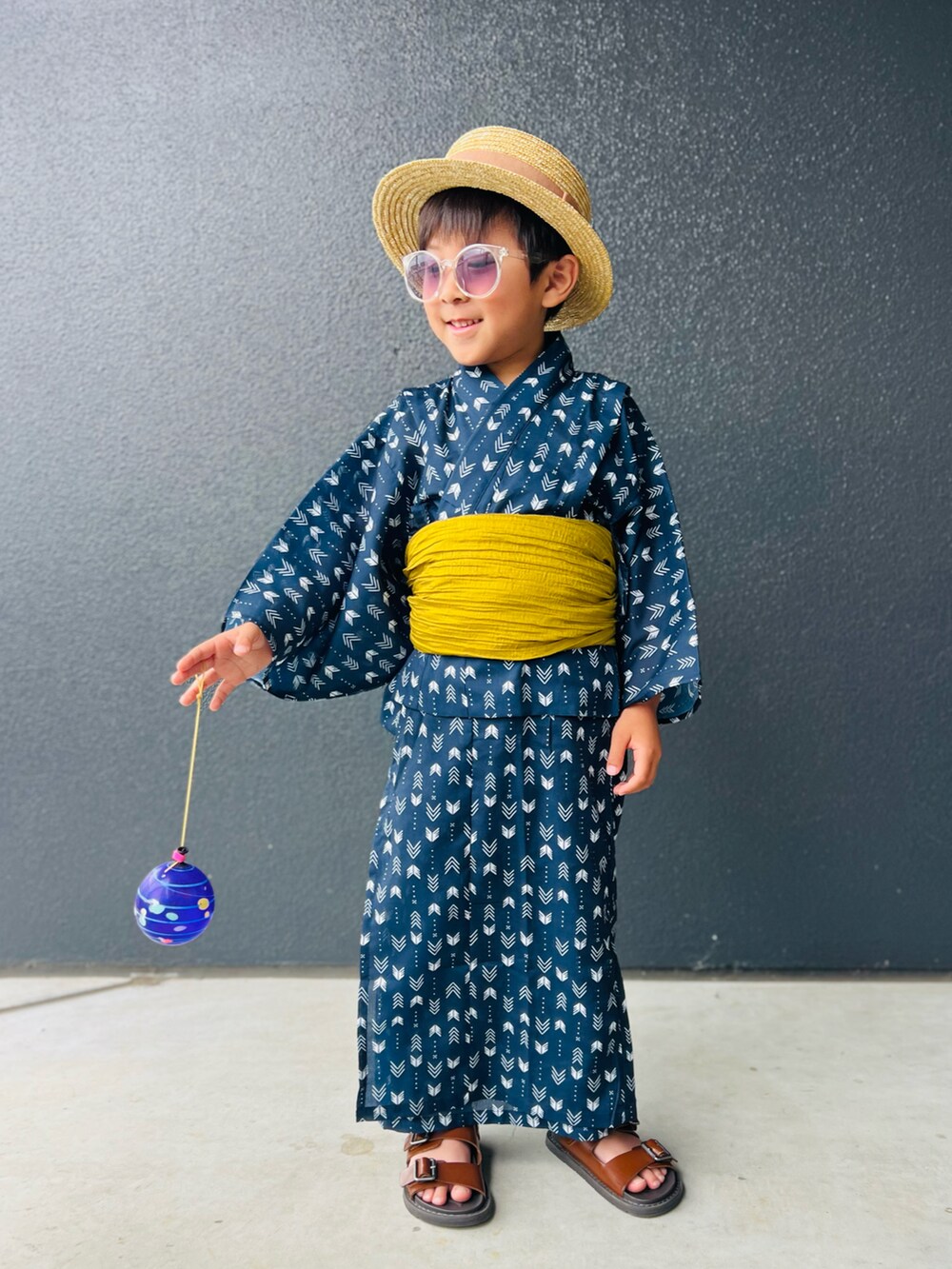 「夏ルックで気分アップ、浴衣、浴衣コーデ、浴衣男子、夏祭り、夏コーデ、サンダル、サングラス、カンカン帽、麦わら帽子、お出かけコーデ、休日スタイル、ネイビー」｜「pairmanonの【リンクコーデ】ユニセックス浴衣 兵児帯2点セット（浴衣、ブルー系）」を使った、muguさん（キッズ・110cm）の夏コーディネートの3枚目の写真