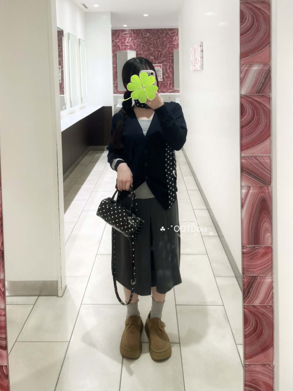 「ドット、ドット柄、ネイビー、三つ編み、お花見、お花見コーデ」｜「SHEINのアイテム（ショルダーバッグ、ブラック系）」を使った、ₘₐₙₐさん（骨格ストレート・レディース・152cm）の春コーディネートの2枚目の写真