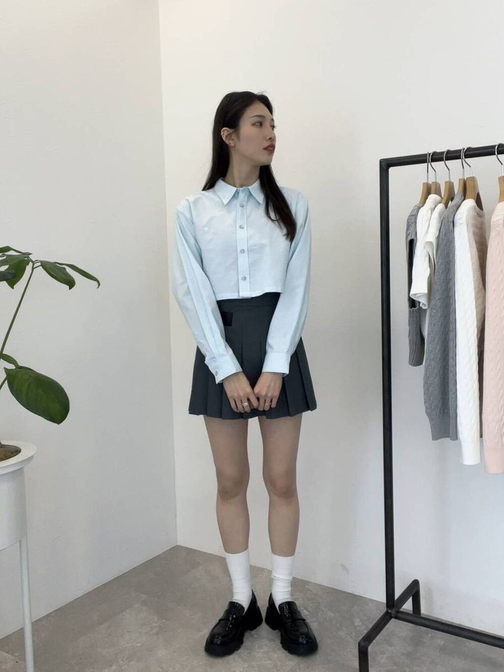 「きれいめ、高身長、ヘルシー、シャツ、デート/ロマンティック、旅行、女子会、カジュアル、Heather、ミニスカート、ローファー、キャップ、キャミソール」｜「Heatherの【POLO BCS(ポロ・ビーシーエス)】OXショートシャツ　109933（シャツ/ブラウス、ブルー系）」を使った、marikoさん（レディース・166cm）の春コーディネートの4枚目の写真