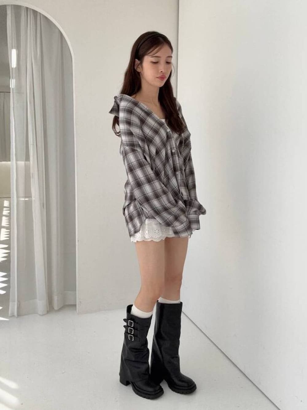 ホワイト系のその他パンツ、ブラック系のブーツ、ブラウン系のシャツ/ブラウスを着用したレディースの夏コーディネートの2枚目の写真