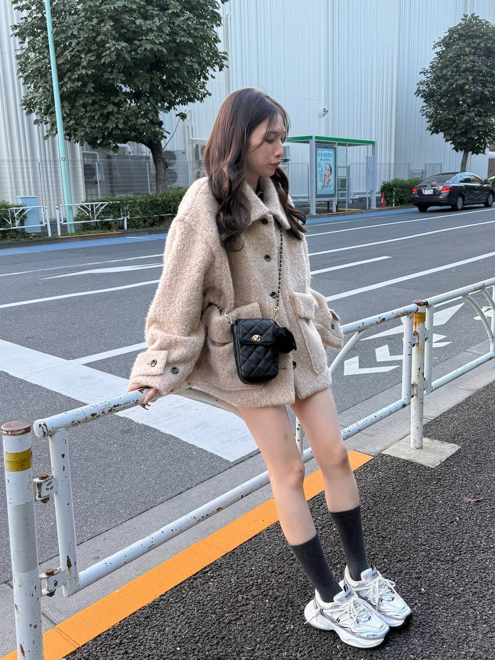 ベージュ系のその他アウター、ブラック系のショルダーバッグを着用したレディースの秋コーディネートの3枚目の写真