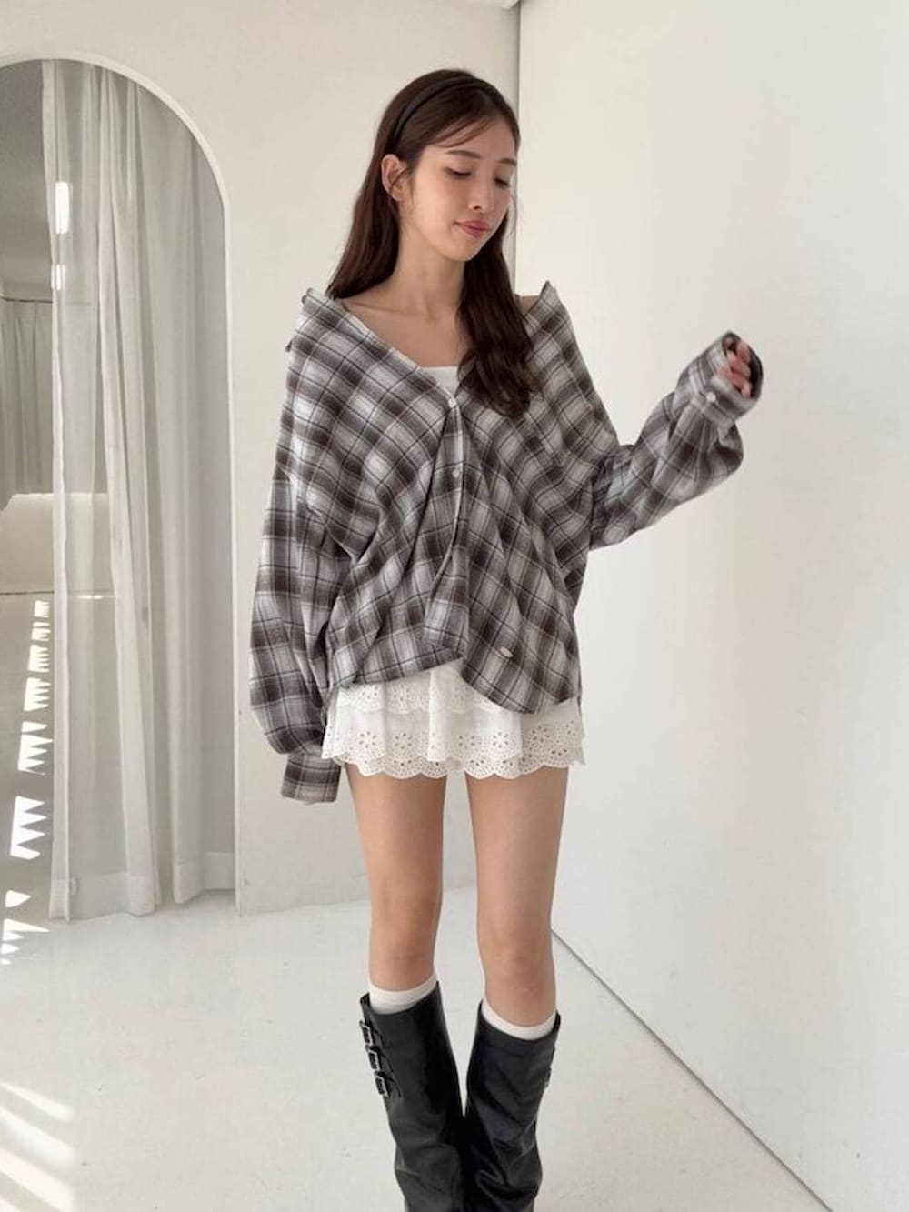 ホワイト系のその他パンツ、ブラック系のブーツ、ブラウン系のシャツ/ブラウスを着用したレディースの夏コーディネートの3枚目の写真