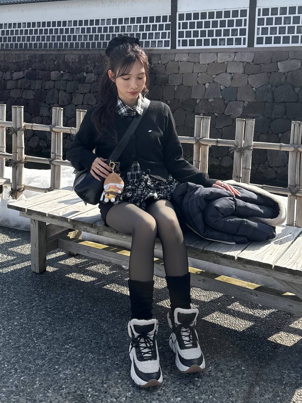 ブラック系のシャツ/ブラウス、ブラック系のカーディガン/ボレロ、ブラック系のタイツ/ストッキングを着用したレディースの冬コーディネートの3枚目の写真