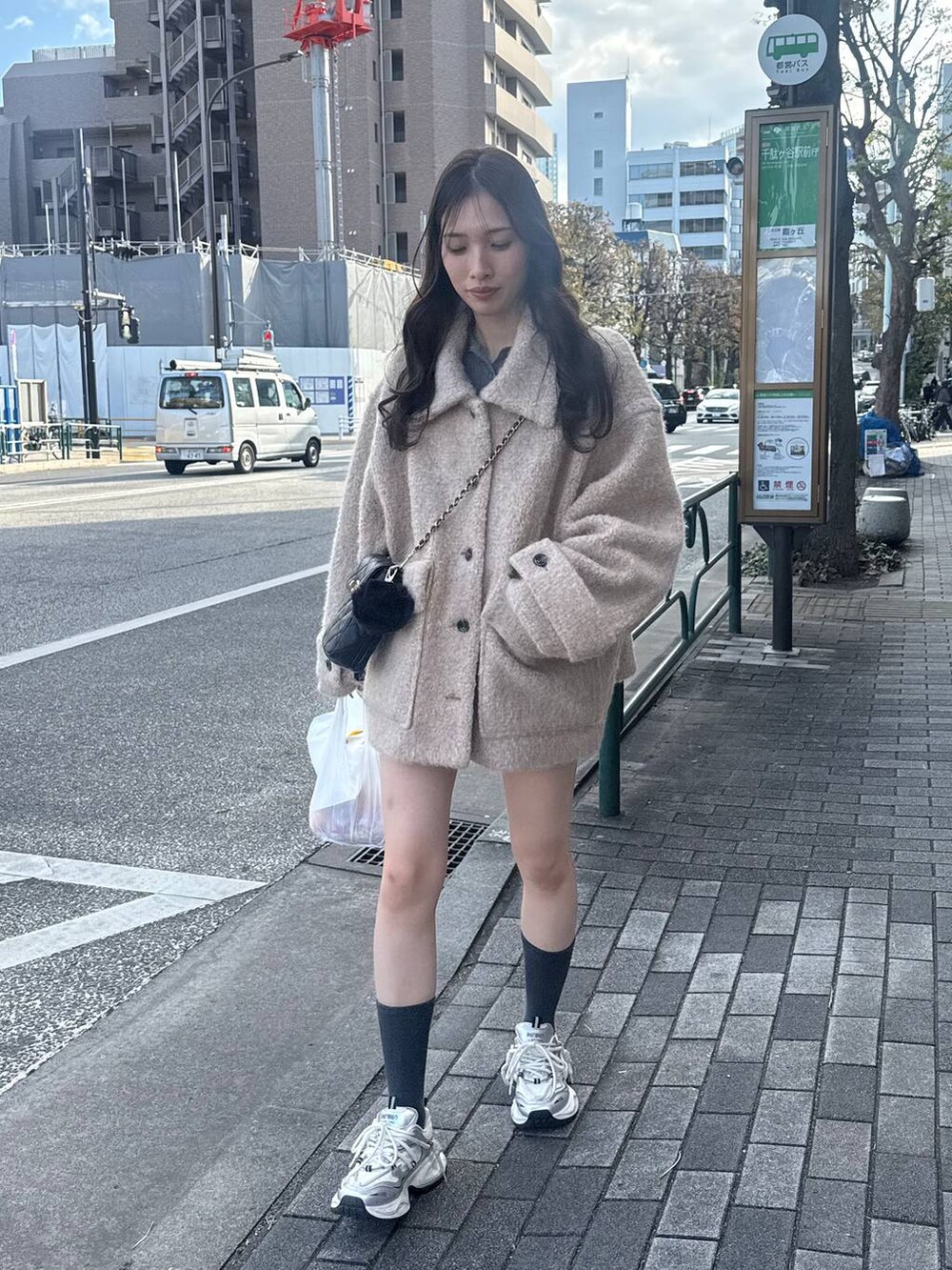 ベージュ系のその他アウター、ブラック系のショルダーバッグを着用したレディースの秋コーディネートの4枚目の写真