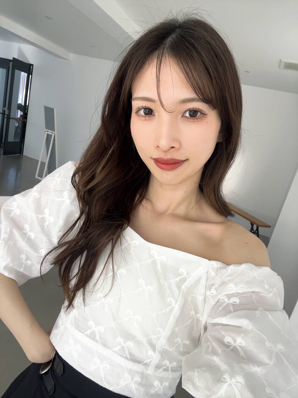 ブラック系のサンダル、ブラック系のスカート、ホワイト系のシャツ/ブラウスを着用したレディースの夏コーディネートの3枚目の写真