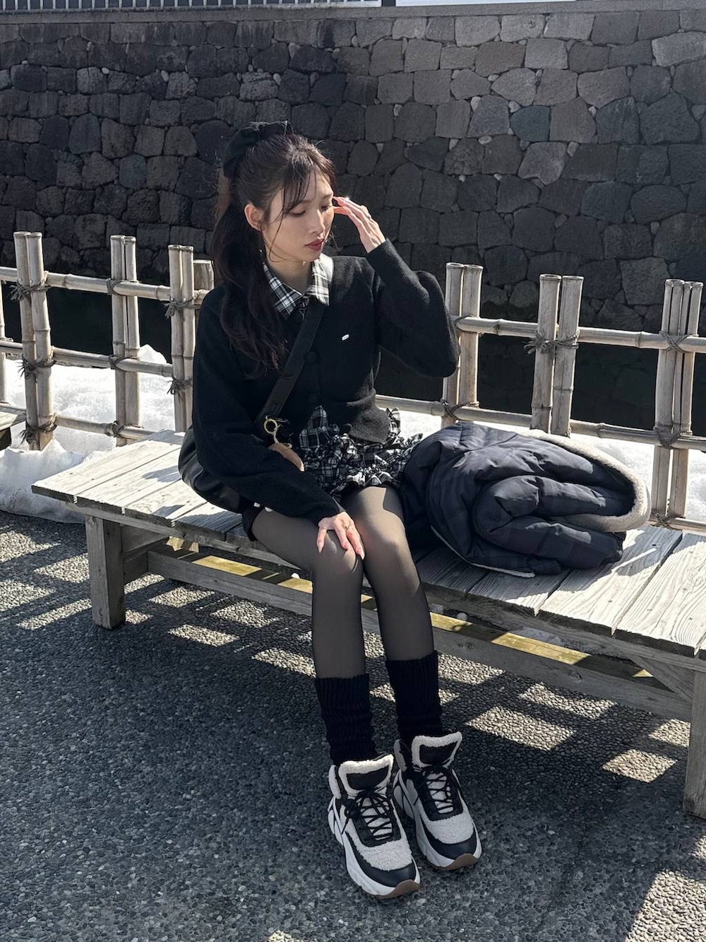 ブラック系のシャツ/ブラウス、ブラック系のカーディガン/ボレロ、ブラック系のタイツ/ストッキングを着用したレディースの冬コーディネートの2枚目の写真