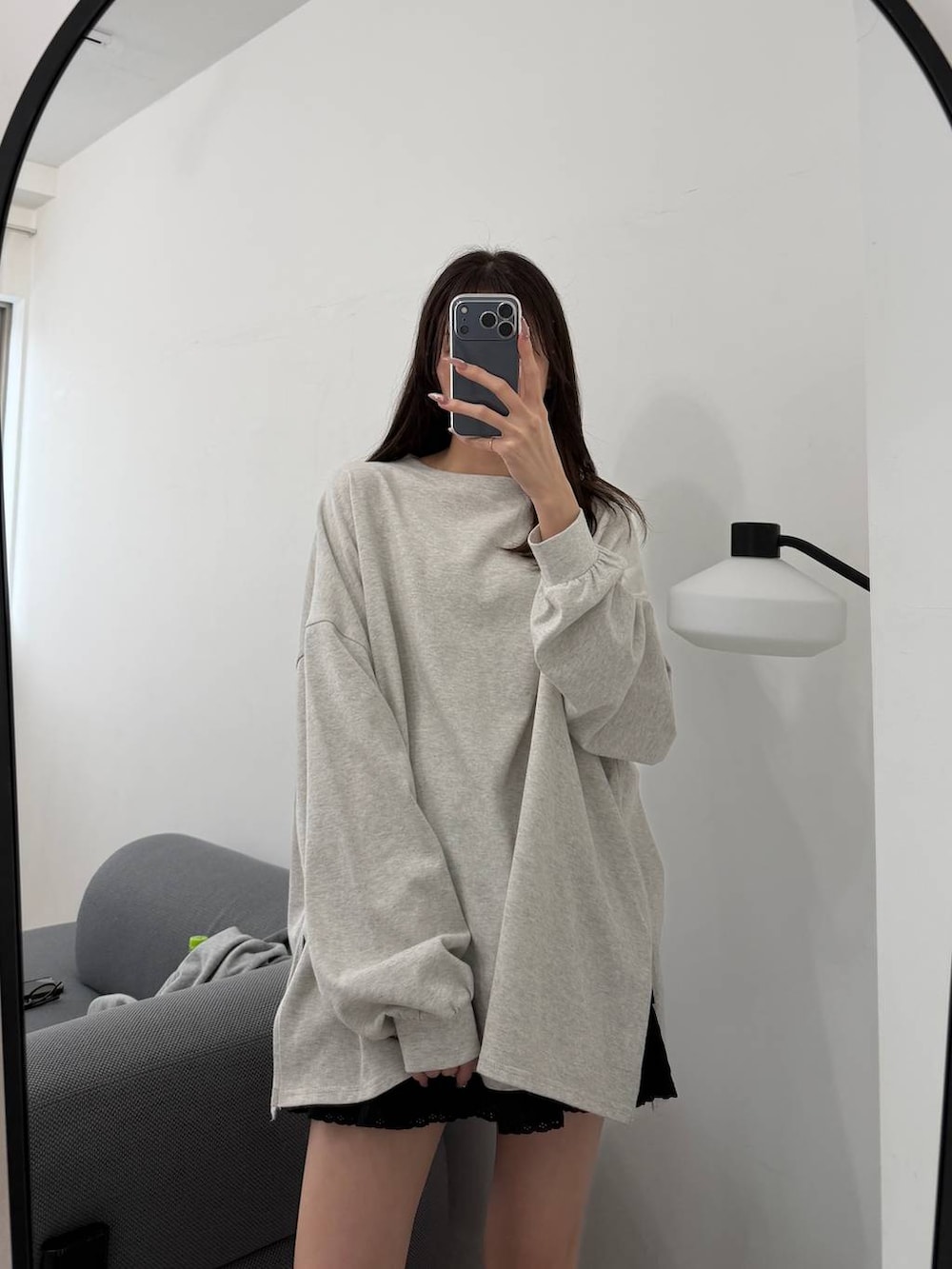 ブラック系のスカート、ベージュ系のTシャツ/カットソー、グレー系のソックス/靴下を着用したレディースの春コーディネートの3枚目の写真