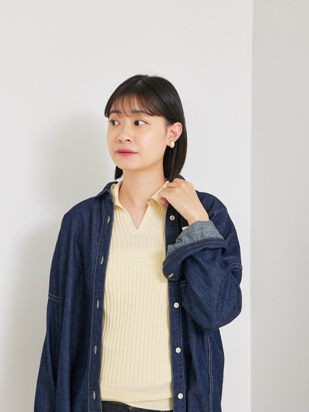 「ルージュ・ヴィフ ラクレ(Rouge vif la cle)、ルージュヴィフ、Rouge vif la cle(Rouge vif la cle)、Rougevif、デニム、デニムパンツ、デニムコーデ、大人カジュアル、大人コーデ、カジュアルコーデ、カジュアル、春コーデ、ニット、シャツ、シャツスタイル」|「Rouge vifのNEW オーバーサイズデニムシャツ(シャツ/ブラウス、ブルー系)」を使った、くろさん(骨格ナチュラル・レディース・160cm)の冬コーディネートの5枚目の写真