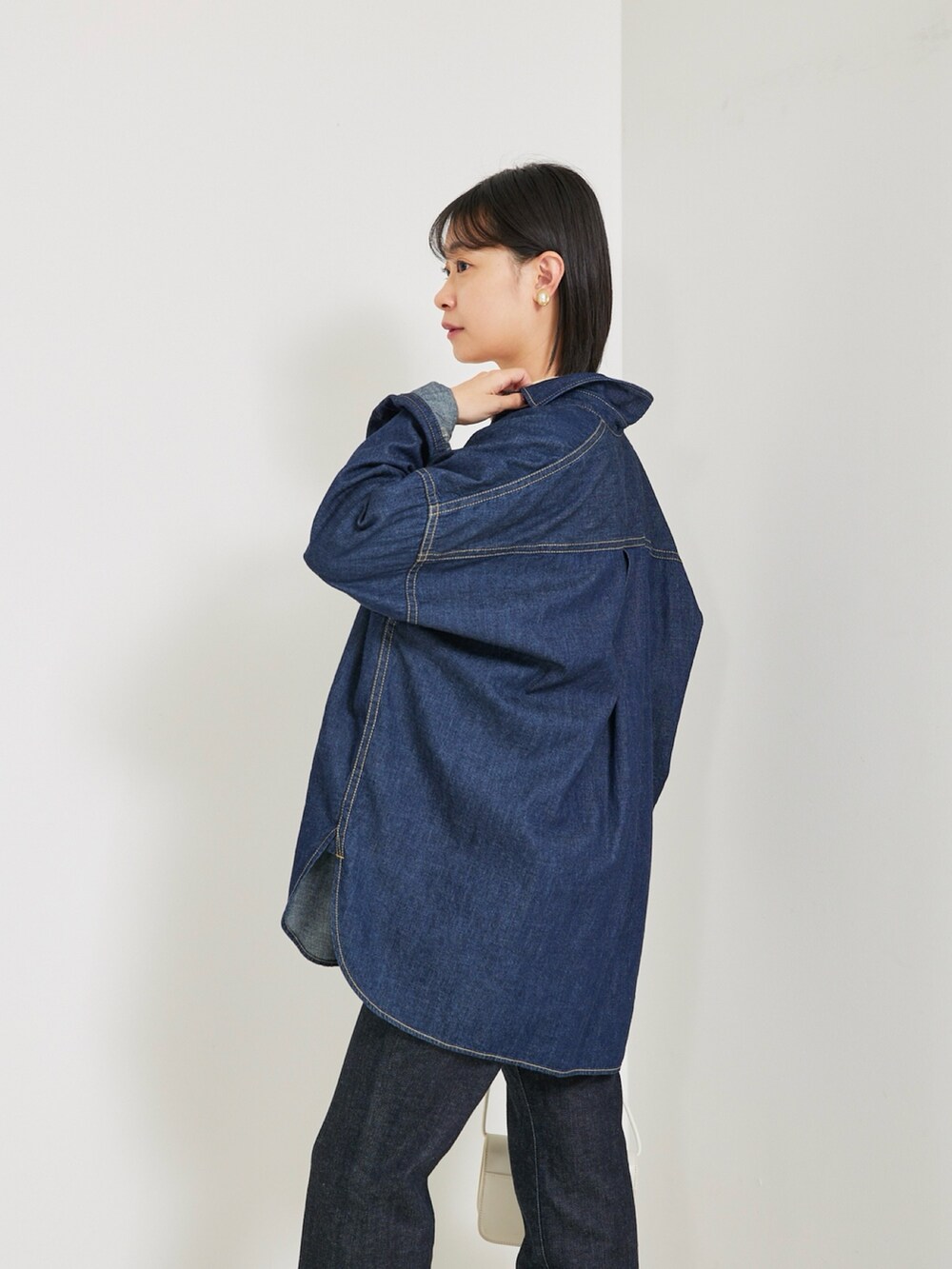 「ルージュ・ヴィフ ラクレ(Rouge vif la cle)、ルージュヴィフ、Rouge vif la cle(Rouge vif la cle)、Rougevif、デニム、デニムパンツ、デニムコーデ、大人カジュアル、大人コーデ、カジュアルコーデ、カジュアル、春コーデ、ニット、シャツ、シャツスタイル」|「Rouge vifのNEW オーバーサイズデニムシャツ(シャツ/ブラウス、ブルー系)」を使った、くろさん(骨格ナチュラル・レディース・160cm)の冬コーディネートの7枚目の写真