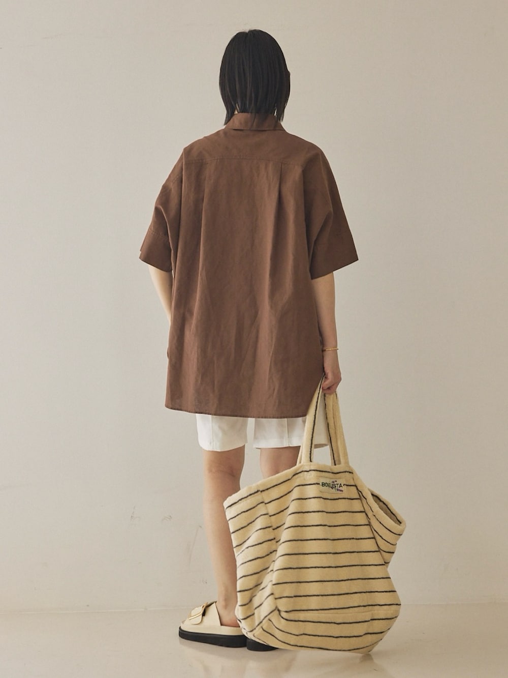 「リネンシャツ、リネン、ハーフパンツ、大人カジュアル、大人コーデ、大人女子、きれいめカジュアル、きれいめ、夏、オトナカジュアル、オトナ女子、Rougevif、Rouge vif la cle(Rouge vif la cle)、ルージュヴィフ、ルージュ･ヴィフ ラクレ(Rouge vif la cle)」｜「Rouge vif Annaの麻混変形フォルムシャツ（シャツ/ブラウス、ブラウン系）」を使った、くろさん（骨格ナチュラル・レディース・160cm）の夏コーディネートの3枚目の写真