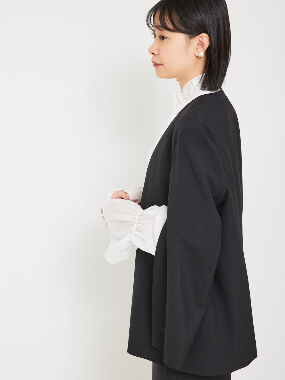 「入学式、セットアップ風、セットアップスタイル、セットアップ、春コーデ、オケージョン、セレモニー、ジャケット、ジャケットスタイル、ジャケットコーデ、ルージュヴィフ、ルージュ･ヴィフ ラクレ(Rouge vif la cle)、Rouge vif la cle(Rouge vif la cle)、Rougevif、オフィススタイル」｜「Rouge vifの2wayサスペンダー付きタイトスカート（スカート、ブラック系）」を使った、くろさん（骨格ナチュラル・レディース・160cm）の冬コーディネートの5枚目の写真
