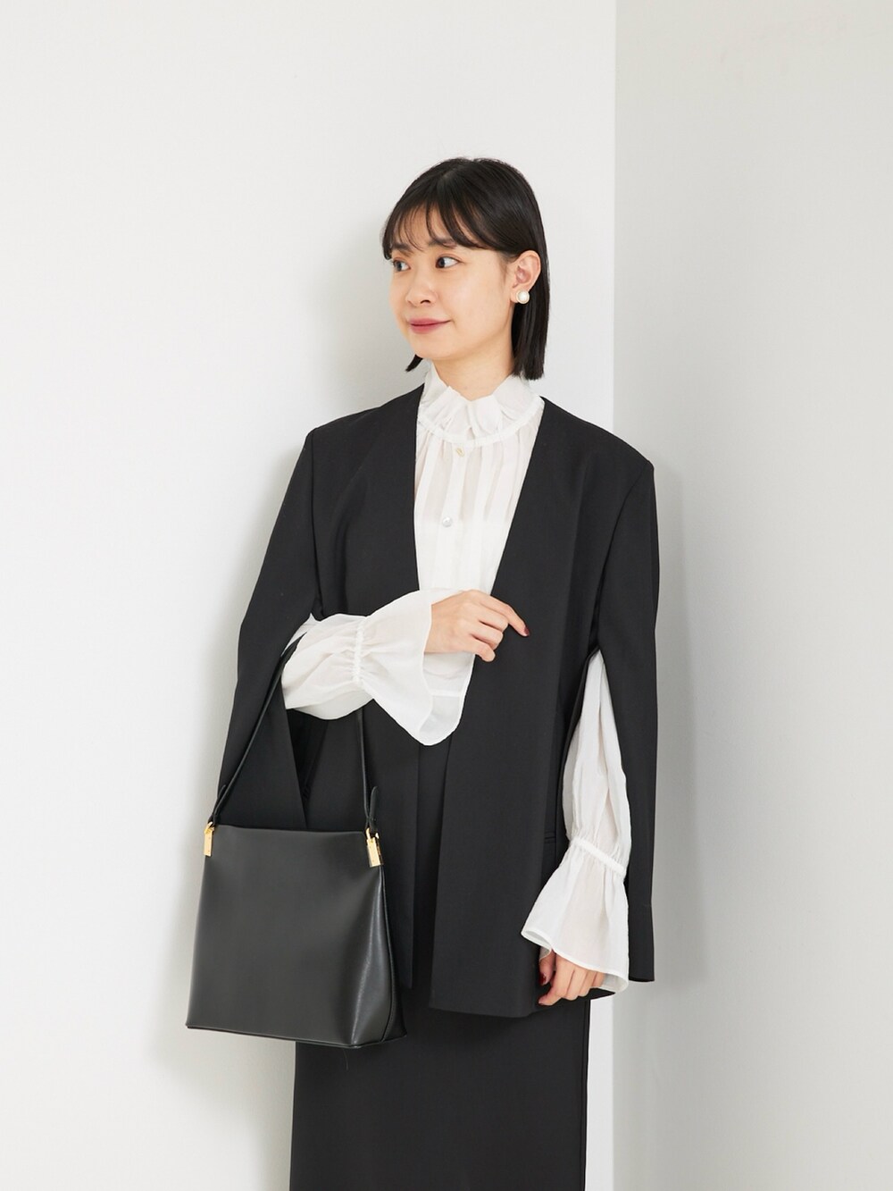 「入学式、セットアップ風、セットアップスタイル、セットアップ、春コーデ、オケージョン、セレモニー、ジャケット、ジャケットスタイル、ジャケットコーデ、ルージュヴィフ、ルージュ･ヴィフ ラクレ(Rouge vif la cle)、Rouge vif la cle(Rouge vif la cle)、Rougevif、オフィススタイル」｜「Rouge vifの2wayサスペンダー付きタイトスカート（スカート、ブラック系）」を使った、くろさん（骨格ナチュラル・レディース・160cm）の冬コーディネートの4枚目の写真