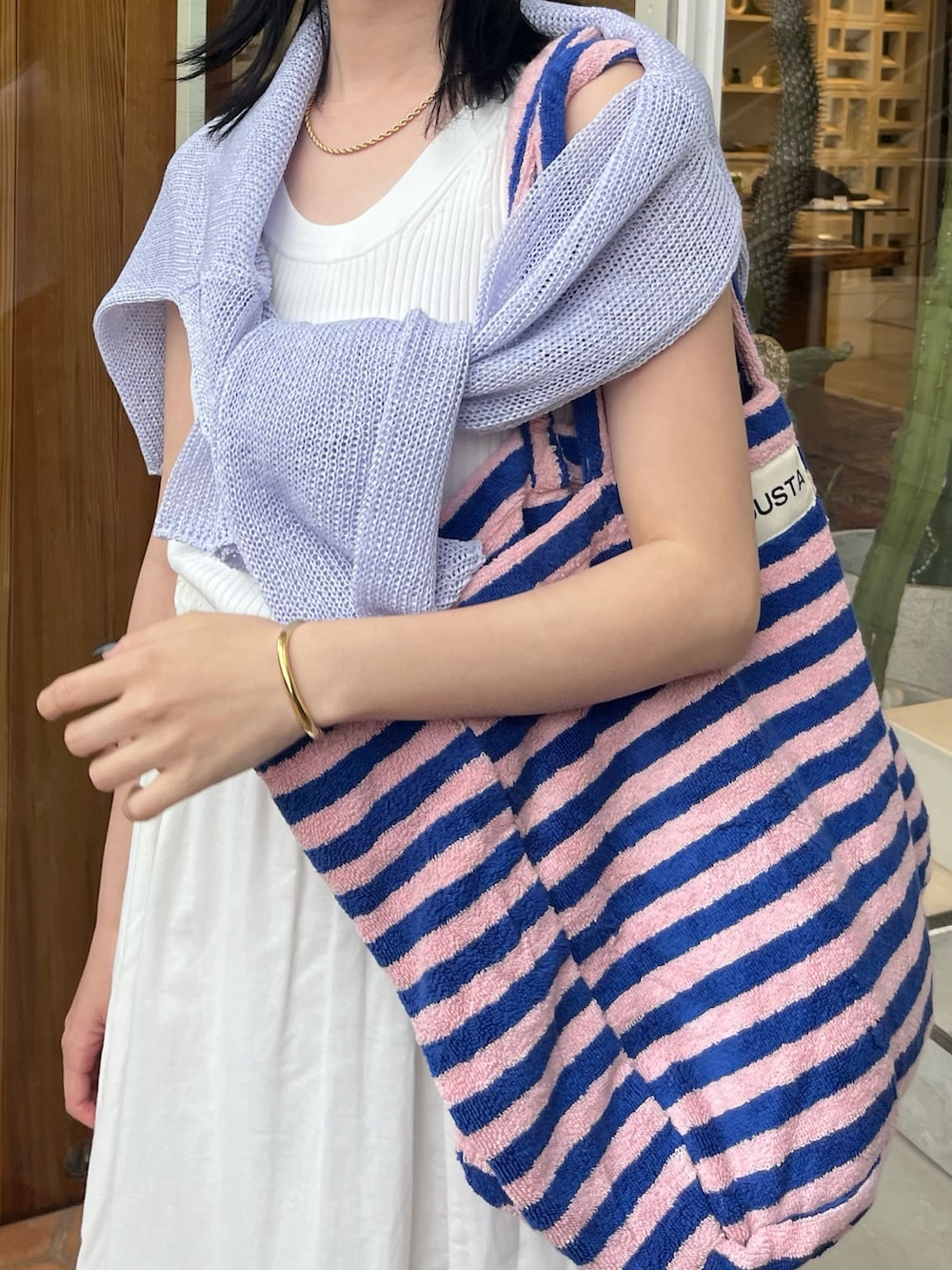 「夏コーデ、スカート、ホワイトコーデ、ワントーンコーデ、オトナカジュアル、きれいめカジュアル、お出かけコーデ、タンクトップ、サンダル、シンプルコーデ、メッシュニット、ルージュ・ヴィフ ラクレ(Rouge vif la cle)、ルージュヴィフ、Rougevif、Rouge vif la cle(Rouge vif la cle)」|「Rouge vifのリブニットタンクトップ(ニット/セーター、ホワイト系)」を使った、くろさん(レディース・160cm)の夏コーディネートの2枚目の写真