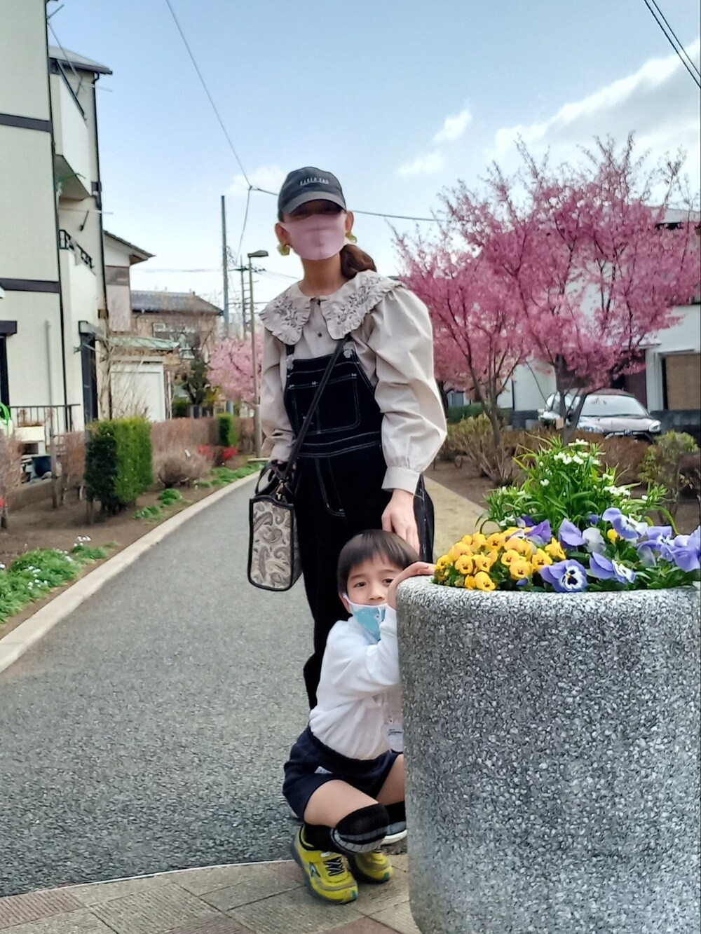 ベージュ系のシャツ/ブラウス、イエロー系のスニーカー、ベージュ系のショルダーバッグを着用したレディースの春コーディネートの3枚目の写真