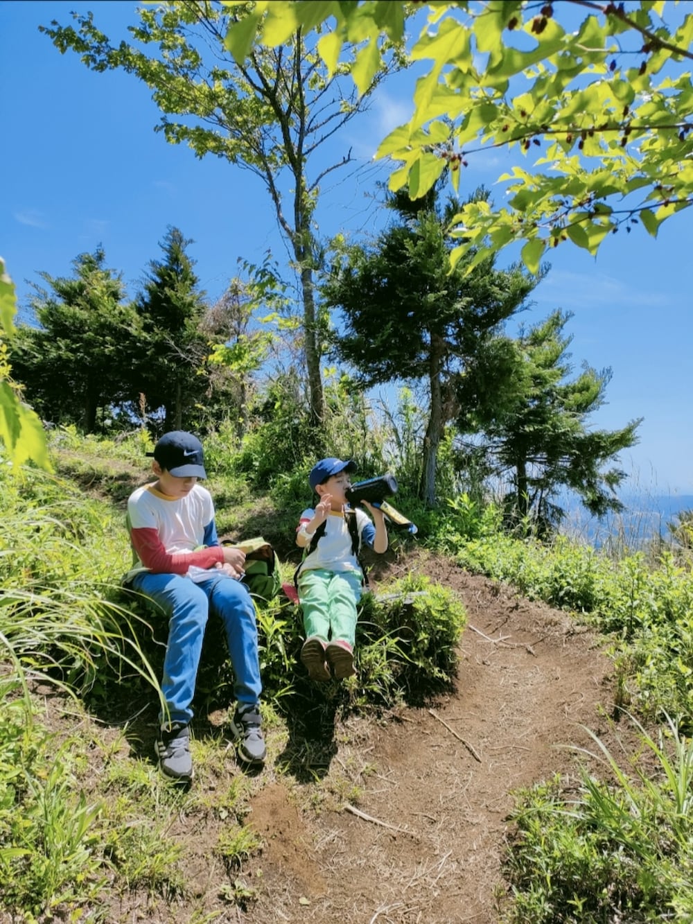 ホワイト系のシャツ/ブラウス、ブラック系のサロペット/オーバーオール、ブラック系のバックパック/リュックを着用したレディースの春コーディネートの3枚目の写真