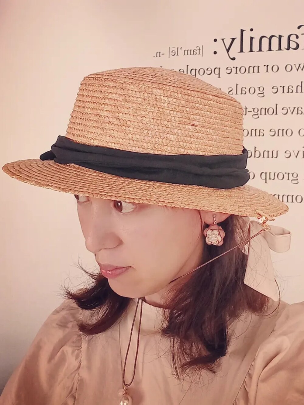 ベージュ系のシャツ/ブラウス、ベージュ系のショルダーバッグ、ホワイト系のデニムパンツを着用したレディースの春コーディネートの3枚目の写真
