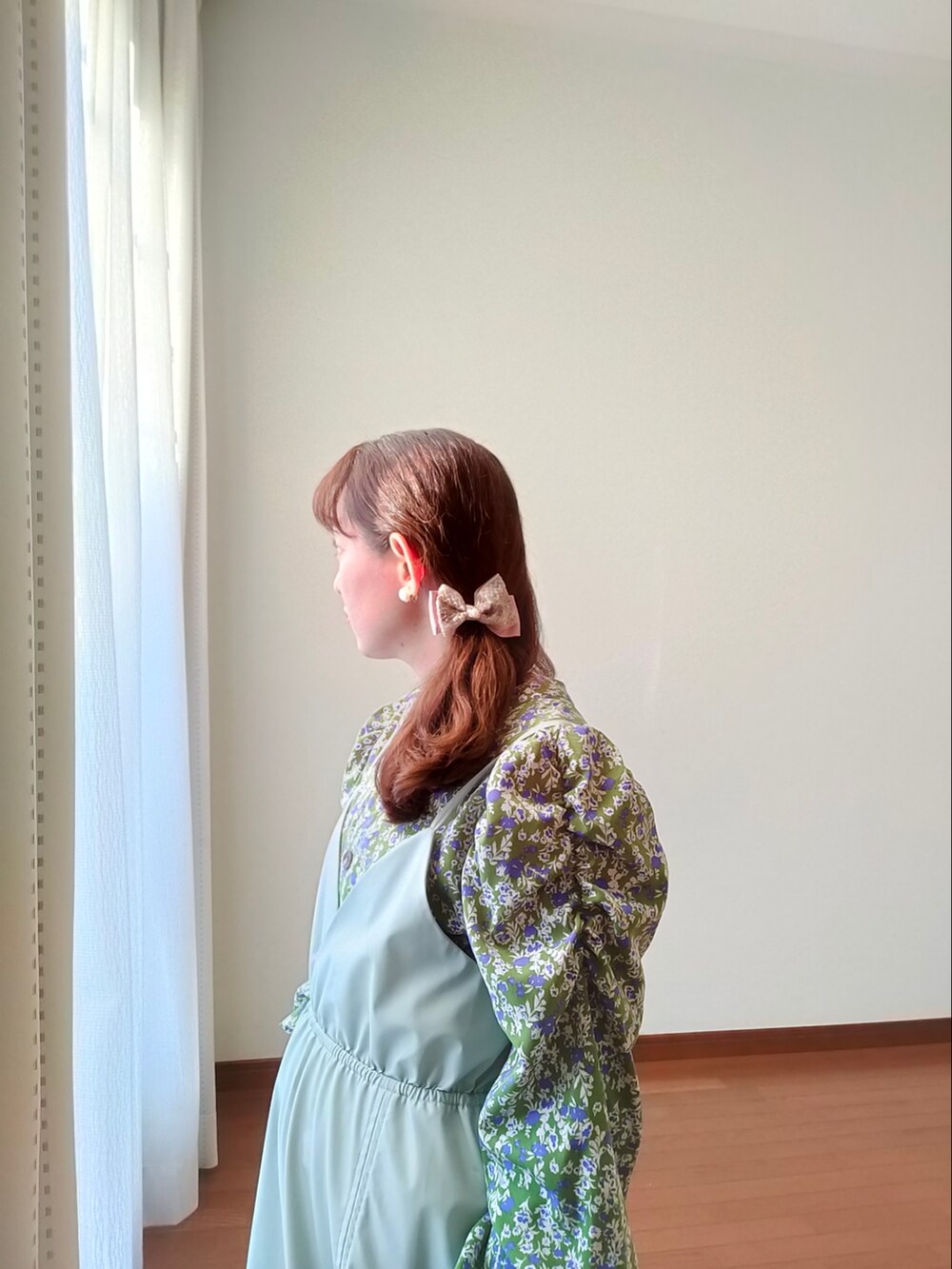 ブルー系のワンピース、グリーン系のワンピース、ピンク系のバレッタ/ヘアクリップを着用したレディースの冬コーディネートの4枚目の写真