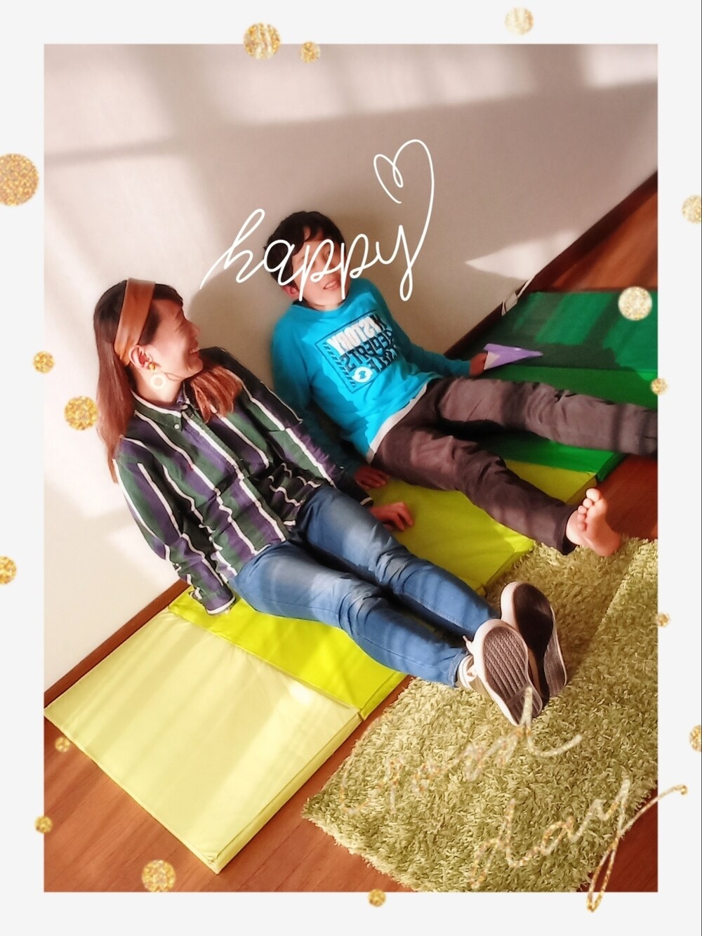 グリーン系のシャツ/ブラウス、ブラウン系のローファー、ブラウン系のヘアバンドを着用したレディースの秋コーディネートの2枚目の写真