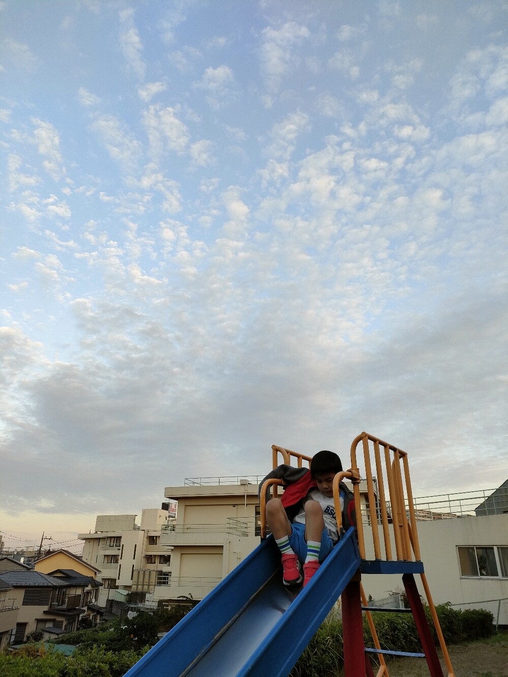 グリーン系のスウェット、グリーン系のその他パンツ、ブラック系のスニーカーを着用したレディースの秋コーディネートの2枚目の写真