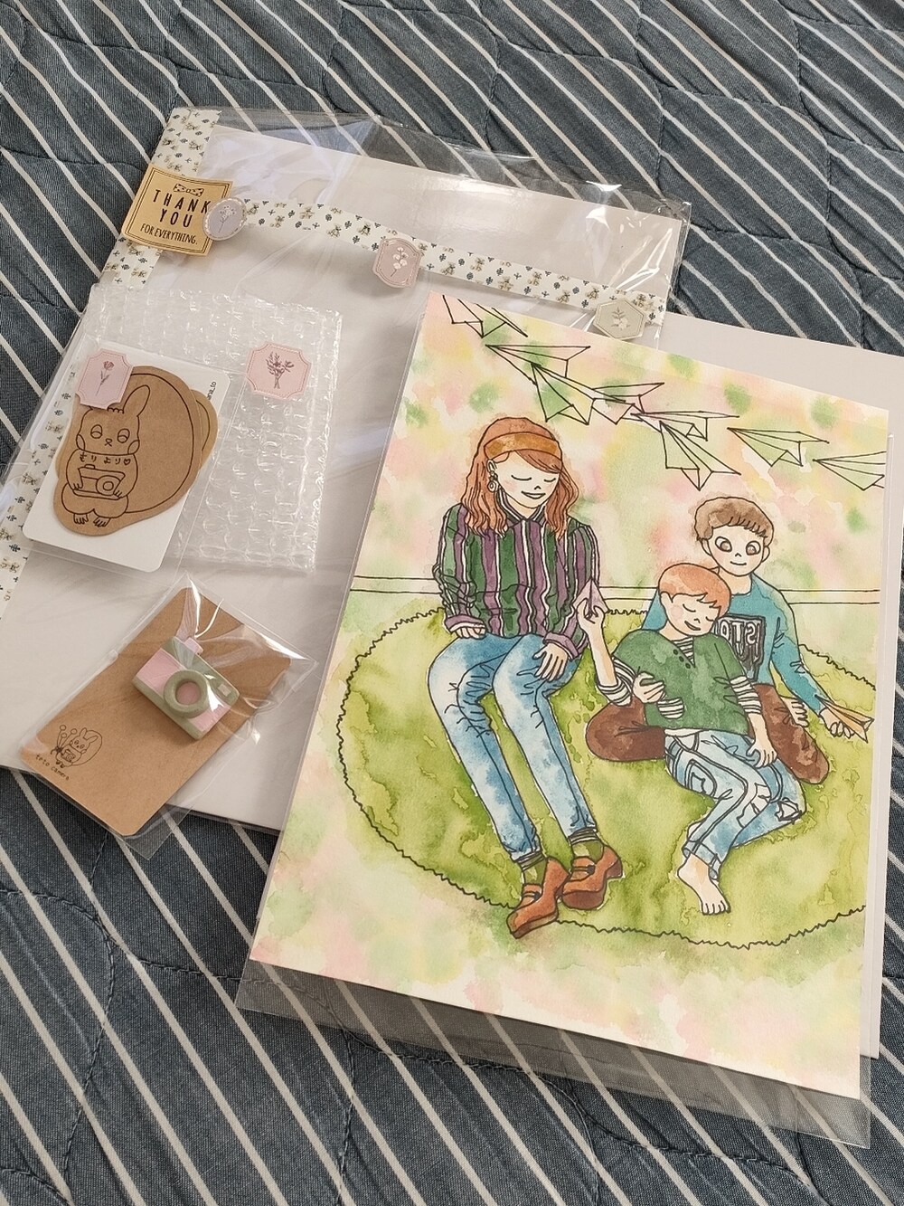 グリーン系のシャツ/ブラウス、ブラウン系のローファー、ブラウン系のヘアバンドを着用したレディースの秋コーディネートの5枚目の写真