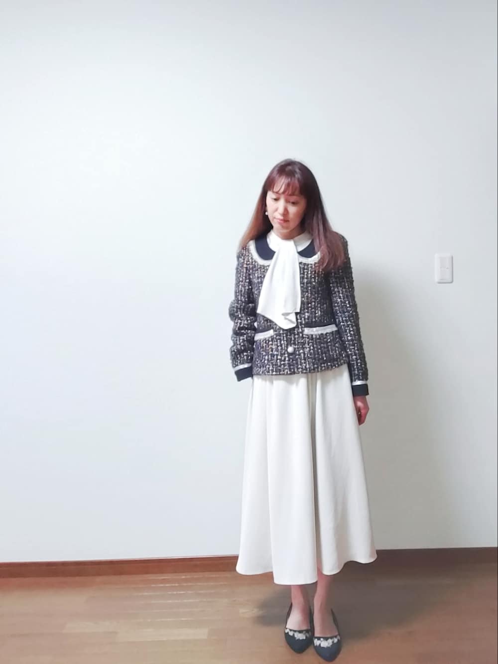 ブルー系のジャケット/アウター、ホワイト系のワンピース、ブラック系のトートバッグを着用したキッズの春コーディネートの2枚目の写真