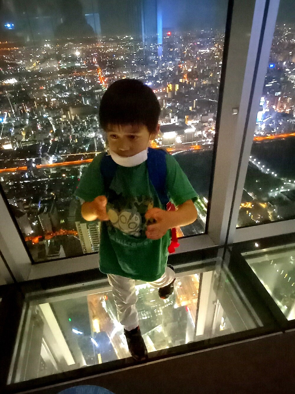 ブラウン系のワンピース、その他のシャツワンピース、イエロー系のサンダルを着用したレディースの夏コーディネートの3枚目の写真