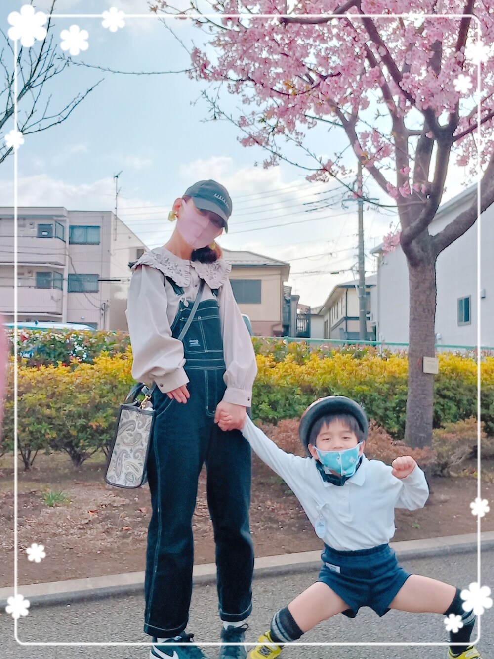 ベージュ系のシャツ/ブラウス、イエロー系のスニーカー、ベージュ系のショルダーバッグを着用したレディースの春コーディネートの2枚目の写真