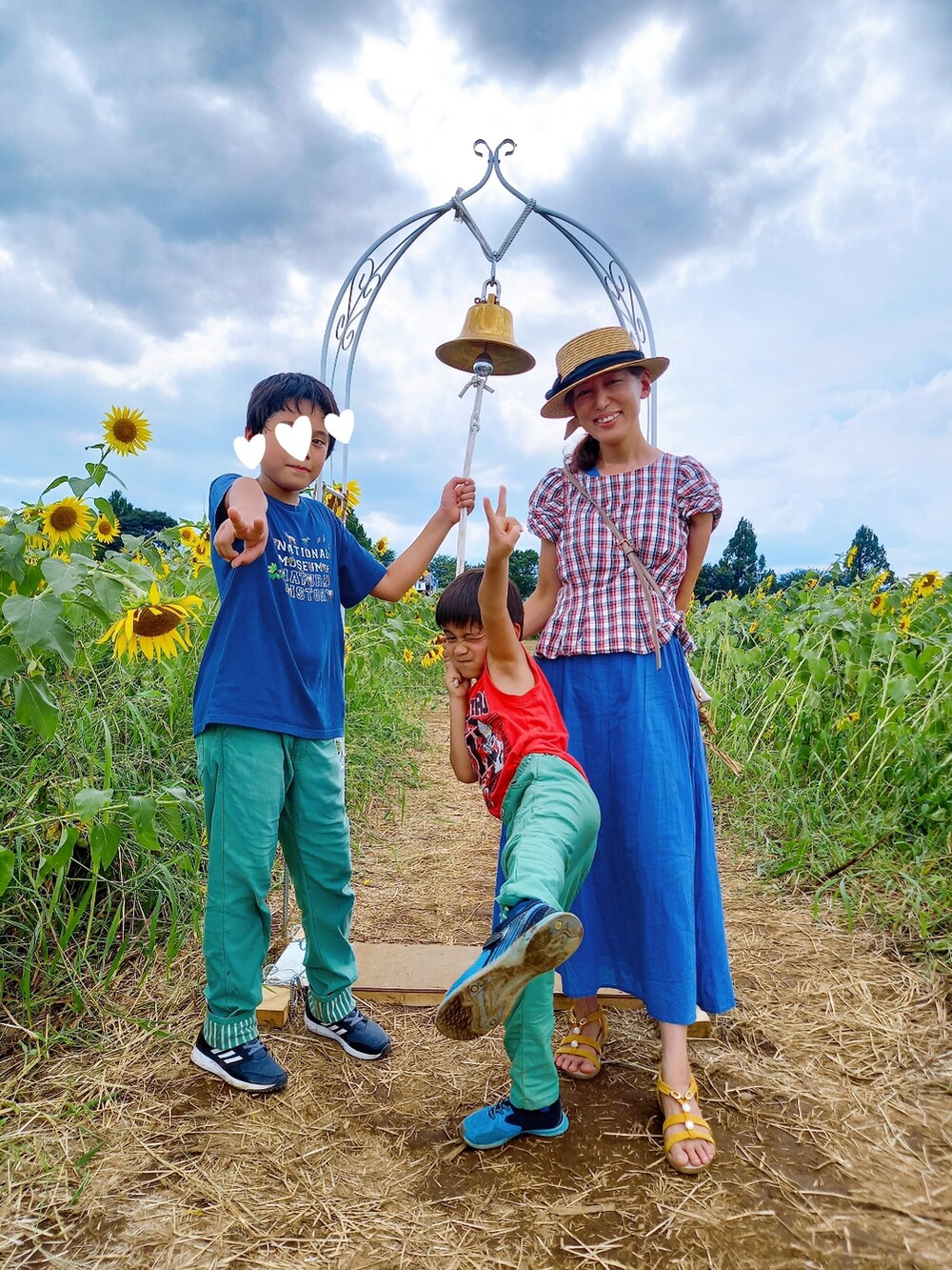 レッド系のシャツ/ブラウス、ブルー系のワンピース、ブルー系のTシャツ/カットソーを着用したキッズの夏コーディネートの3枚目の写真