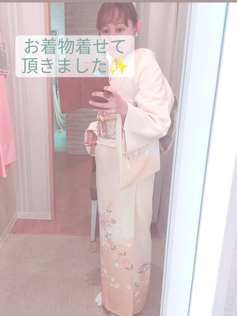 ブラウン系のチノパンツ、ブラック系のランドセル、ベージュ系のランドセルを着用したキッズの春コーディネートの3枚目の写真