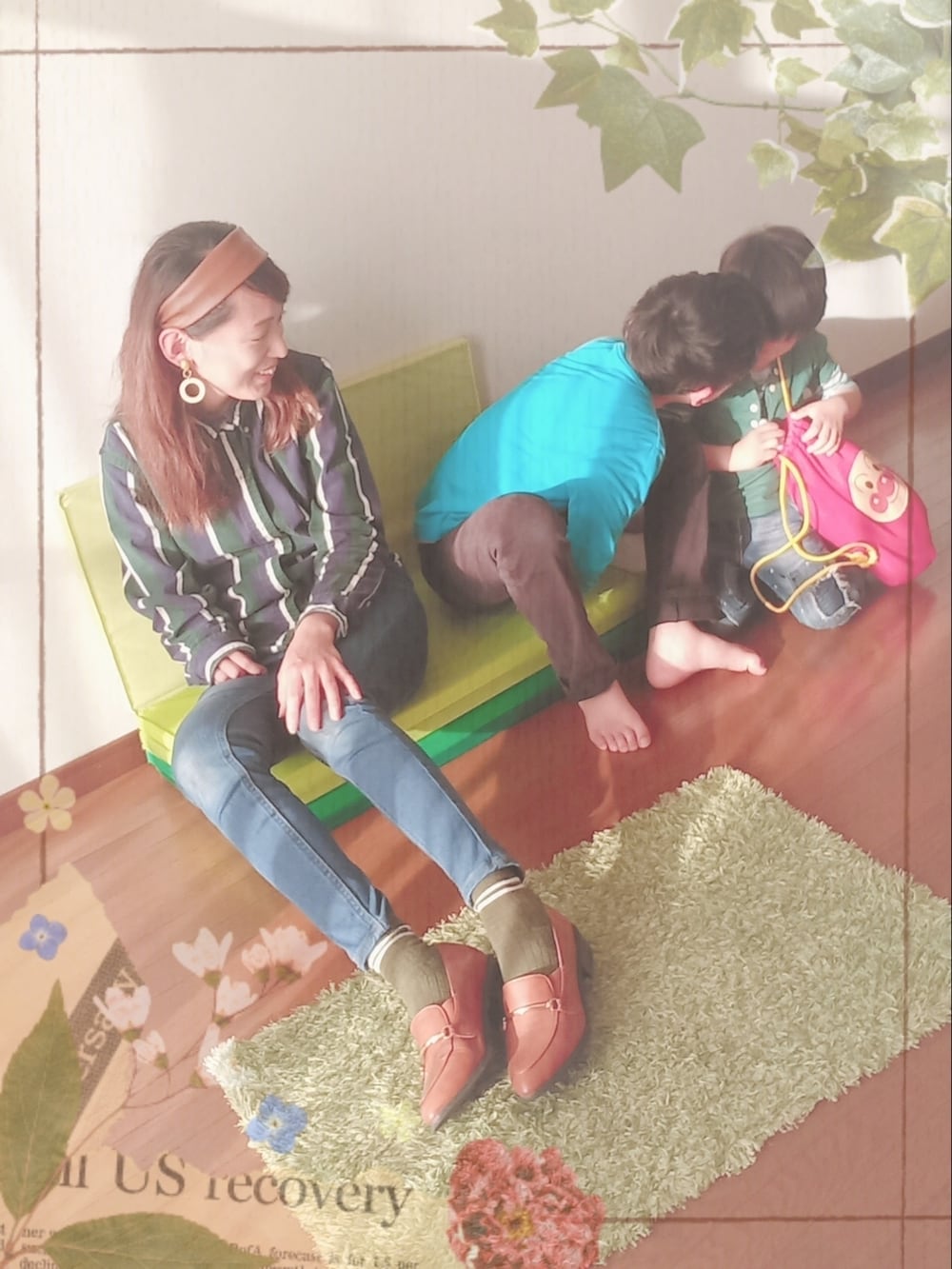 グリーン系のシャツ/ブラウス、ブラウン系のローファー、ブラウン系のヘアバンドを着用したレディースの秋コーディネートの3枚目の写真